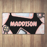 Gepersonaliseerde Waterverf Pink Gaming Bureaumat<br><div class="desc">Introductie van onze nieuwste must-have kinder gaming accessoire - de roze thema aangepaste Desk Top Mat! Ontworpen heeft een zwarte achtergrond, met waterverf roze controllers, consoles en is gepersonaliseerd met hun naam in een leuk bellenlettertype. Deze mat is voorzien van antislip achterkant om uitglijden en glijden te voorkomen en tegelijkertijd...</div>