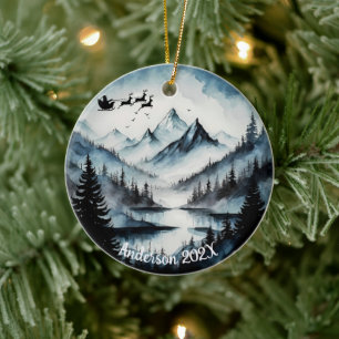 Gepersonaliseerde Waterverf Santa over Mountains Keramisch Ornament