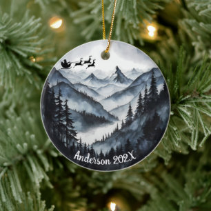 Gepersonaliseerde Waterverf Santa over Mountains Keramisch Ornament