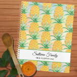 Gepersonaliseerde Waterverf van ananas Planner<br><div class="desc">Deze unieke galerij is voorzien van een ananaspatroon op de achtergrond van de waterverf. Eenvoudig aan te passen met jouw naam en jaar. Omdat we ons eigen kunstwerk creëer,  zal je dit exacte afbeelding niet vinden van andere ontwerpers. Oorspronkelijke Waterverf © Michele Davies.</div>