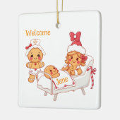 Gepersonaliseerde Welkom Nieuwe Gingerbread Baby Keramisch Ornament (Links)