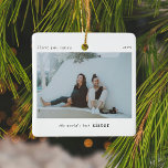 Gepersonaliseerde wereld's beste zuster foto Keeps Keramisch Ornament<br><div class="desc">Een stijlvol kerstboom ornament met klassieke typografie "de beste zus van de wereld" in het zwart op een eenvoudige eenvoudige witte achtergrond. De foto, tekst, naam/jaren en het jaar kunnen eenvoudig worden aangepast om dit ornament uniek en persoonlijk voor u te maken. Een eenvoudig, minimalistisch en eigentijds kerstontwerp om je...</div>