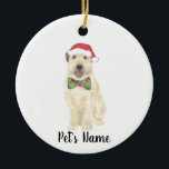 Gepersonaliseerde Wheaten Terrier Christmas Pet Bo Keramisch Ornament<br><div class="desc">Ik ben verliefd op deze prachtig uitgewerkte waterverf-illustratie van een lachende tarweterriër met kleine rode kerstmuts en een stropdas voor de boeg! Personaliseer deze ornamenten en maak dit jaar de mooie lijst! Voor de perfecte cadeaus, combineer het met een bijpassend item uit het collectie voor een doordachte housewarming, vrijgezellenfeest, docent,...</div>