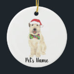 Gepersonaliseerde Wheaten Terrier Christmas Pet Bo Keramisch Ornament<br><div class="desc">Ik ben verliefd op deze prachtig uitgewerkte waterverf-illustratie van een lachende tarweterriër met kleine rode kerstmuts en een stropdas voor de boeg! Personaliseer deze ornamenten en maak dit jaar de mooie lijst! Voor de perfecte cadeaus, combineer het met een bijpassend item uit het collectie voor een doordachte housewarming, vrijgezellenfeest, docent,...</div>