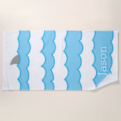 Gepersonaliseerde Whimsical Shark Fin on Water Strandlaken (Voorkant)