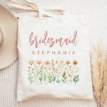 Gepersonaliseerde Wildflowers Roos Script Bruidsme Tote Bag<br><div class="desc">Deze eenvoudige,  elegante canvas tas heeft een rand van wilde bloemen in roze tinten en perzik met groene stengels. Het woord "bruidsmeisje" verschijnt in stoffig roos handschrift. Personaliseer het met haar naam in sans serif lettertype. Maakt een perfect bruidsmeisje cadeau!</div>