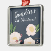 Gepersonaliseerde witte bloemen op donkerblauw metalen ornament (Links)