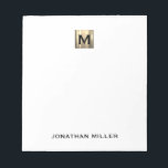 Gepersonaliseerde witte en goudmonogram notitieblok<br><div class="desc">Maak een verklaring met dit elegante gepersonaliseerde witte notitieblok met een geborsteld metallisch goudmonogram initiaal en naam in klassieke bloktypografie. Perfect voor het nemen van nota's, het maken om lijsten te doen, of het schrijven van uw gedachten, is dit notitieblok moet-hebben voor iedereen die stijl en functionaliteit waardeert. Of het...</div>
