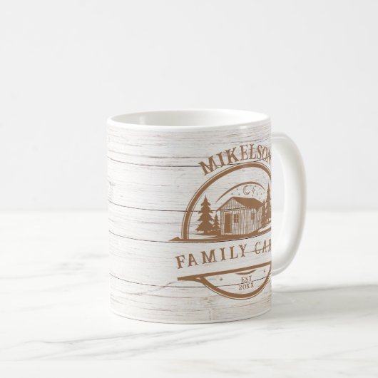 Gepersonaliseerde witte houten familie cabine koffiemok (Voorkant rechts)