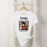 Gepersonaliseerde Witte Klasse van 2025 Afstuderen T-shirt<br><div class="desc">Het moderne en minimale witte t-shirt ontwerp van het afstuderen kenmerkt een vierkante foto van afstuderen in zwart met eenvoudige en klassieke voornaam,  klassenjaar,  en schoolnaamwoorden die kunnen worden gepersonaliseerd. De kleuren en de stijl van het shirt kunnen worden gewijzigd om met school of partijkleuren te coördineren.</div>