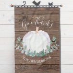 Gepersonaliseerde witte pompoen Eucalyptus Thanksg Theedoek<br><div class="desc">Deze rustieke Thanksgiving keukenhanddoek is versierd met een witte waterverf pompoen en eucalyptus in zachte tinten groen op een schuurhouten achtergrond. Er staat "Geef Bedankt" in stijlvolle scripttypografie. Gemakkelijk aan te passen. Maakt een geweldig gastvrouw cadeau. Als we creëer ons kunstwerk zullen je dit exacte afbeelding van andere ontwerpers niet...</div>