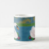 Gepersonaliseerde witte zwaan in vijver bij zonson koffiemok (Center)