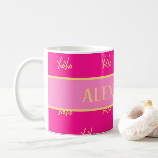 Gepersonaliseerde XOXO Hot Pink Typografie Koffiemok (Met donut)