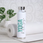 Gepersonaliseerde YOGA's naamscript Waterfles<br><div class="desc">Een gepersonaliseerde YOGA's Naam Script Water Bottle voor Coaches. Kies een tekstkleur,  wijzig de namen en titels. Hebben een unieke gepersonaliseerde geschenken voor een YOGA leraar. Een YOGA-waterflescadeau. Gepersonaliseerde YOGA geschenken. YOGA Cadeaus Voor Mannen YOGA Cadeau voor Haar</div>