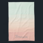 Gepersonaliseerde zachte gradiëntnaam in Pastel Om Theedoek<br><div class="desc">Breng een subtiele elegantie naar uw keuken met deze gepersonaliseerde pastel ombre keukenhanddoek met een zacht gradiëntontwerp en aangepaste naamdetails. Perfect voor het toevoegen van een moderne,  stijlvolle touch aan het dagelijkse koken en entertainen. Een doordacht cadeau voor thuiskoks,  bakkers en iedereen die van een gezellige,  esthetische keuken houdt.</div>