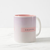 Gepersonaliseerde zachte pastel lavendelgradiënt tweekleurige koffiemok (Voorkant rechts)