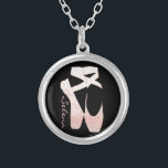 Gepersonaliseerde Zachte Roze Balletschoen voor ve Zilver Vergulden Ketting<br><div class="desc">Pas het met de naam van de ontvanger aan of pas het met uw eigen tekst aan,  en u kunt de doopvont,  de grootte,  en de kleur van de tekst ook veranderen,  het bewegen,  het roteren. Of verwijder de tekst als u het liever zonder hebt.</div>