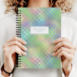 Gepersonaliseerde Zeemeermin Schalen Rainbow Shimm Planner<br><div class="desc">Een trendy,  kleurrijke planner met een glanzende zeemeerminnen patroon in pastelregenboogschoppen. Pas het met jouw naam en het jaar of andere tekst van uw keus in pastelblauw op een witte rechthoek aan.</div>