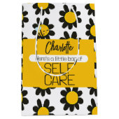 Gepersonaliseerde zelfverzorging Zwart Geel Bloeme Medium Cadeauzakje (Voorkant)