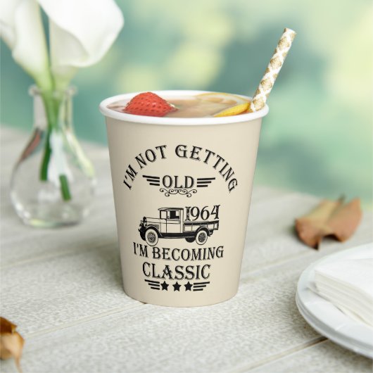 Gepersonaliseerde zestig vintage 60ste verjaardags papieren bekers (Insitu)