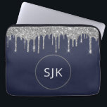Gepersonaliseerde Zilveren Marine Blauwe Glitter M Laptop Sleeve<br><div class="desc">Gepersonaliseerde Silver en Navy Blue Faux Glitter en Sparkle Elegant Monogrammed Initialen Hoesje. Dit hoesje kan worden aangepast om uw initiaal en voornaam op te nemen.</div>