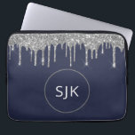 Gepersonaliseerde Zilveren Marine Blauwe Glitter M Laptop Sleeve<br><div class="desc">Gepersonaliseerde Silver en Navy Blue Faux Glitter en Sparkle Elegant Monogrammed Initialen Hoesje. Dit hoesje kan worden aangepast om uw initiaal en voornaam op te nemen.</div>