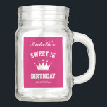 Gepersonaliseerde zoete 16 Birthday party mason ja Mason Jar<br><div class="desc">Gepersonaliseerd zoet 16 Birthday party mason jar mok voor meisjes. Neon roze typografie met prinseskroon. Drinkglas voor snoep, drink en andere dingen. Fun cadeau voor de zestiende verjaardag van de verjaardag. Voeg je eigen naam toe. Cool girly party-benodigdheden en accessoires voor het 16e verjaardag-evenement. Ook aardig voor de 15e quinceanera...</div>