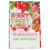 Gepersonaliseerde zomer aardbei verjaardag medium cadeauzakje (Voorkant)