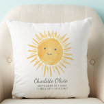Gepersonaliseerde zonneschijn geboortestatistieken kussen<br><div class="desc">Dit schattige baby kussen heeft een gele lachende zon. Gemakkelijk aan te passen met de naam van de baby en geboortestatistieken maakt het een geweldig cadeau voor de kinderkamer van een baby. Originele Waterverf © Michele Davies.</div>