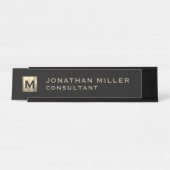 Gepersonaliseerde zwart- en goudmonogram bureau naambordje (Voorkant)