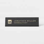 Gepersonaliseerde zwart- en goudmonogram bureau naambordje (Voorkant)