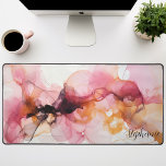 Gepersonaliseerde zwart roze gouden vloeibare golv bureaumat<br><div class="desc">Onthulling van onze gepersonaliseerde Black, Pink en Gold Liquid Waves Mat. Dit boeiende ontwerp toont een abstract patroon van vloeistofgolven in een elegante harmonie van zwarte, roze en gouden tinten. De opvallende contrasterende creëer heeft een luxe uitstraling, terwijl de gepersonaliseerde functie een uniek tintje geeft aan dit ontwerp. Dit stralende...</div>