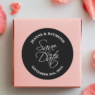 Gepersonaliseerde zwart-wit bruiloft Save the Date Ronde Sticker