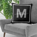 Gepersonaliseerde zwart-wit familienaam Monogram Kussen<br><div class="desc">Gepersonaliseerde zwart-wit Initiaal familienaam Monogram Sierkussen. Dit chique monogram kussen combineert een moderne minimalistische, schone en eenvoudige stijl met een verfijnde maar trendy sfeer, waardoor het een veelzijdig accentstuk is. Heeft een eenvoudig dik wit lijst rond het monogram voor een elegante touch. Met een gewaagd grijs initiaal over een strakke...</div>