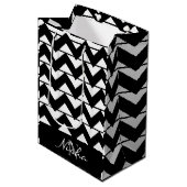 Gepersonaliseerde zwart-witte Chevron Stripe Medium Cadeauzakje (Voorkant Gekanteld)