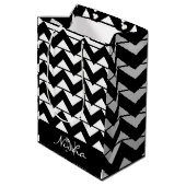 Gepersonaliseerde zwart-witte Chevron Stripe Medium Cadeauzakje (Achterkant Gekanteld)