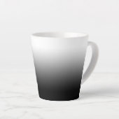 Gepersonaliseerde zwart-witte ombre latte mok (Rechterhoek)