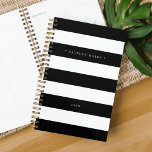 Gepersonaliseerde zwart-witte streep planner<br><div class="desc">Chique gepersonaliseerde planner heeft brede zwart-witte strepen met jouw naam of monogram in elegante witte letters. Personaliseer met het jaar langs de onderkant.</div>