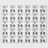 Gepersonaliseerde zwarte 30e verjaardag cadeaupapier (Vlak)