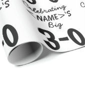 Gepersonaliseerde zwarte 30e verjaardag cadeaupapier (Rol Hoek)