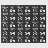 Gepersonaliseerde zwarte 50e verjaardag cadeaupapier (Vlak)