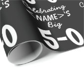 Gepersonaliseerde zwarte 50e verjaardag cadeaupapier (Rol Hoek)