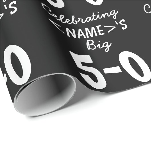 Gepersonaliseerde zwarte 50e verjaardag cadeaupapier (Rol Hoek)