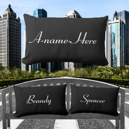 Gepersonaliseerde zwarte effen met witte naam op m buitenkussen
