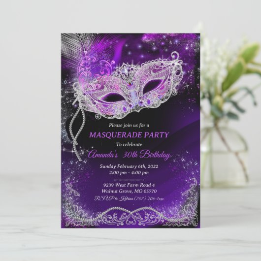 Gepersonaliseerde zwarte en Paarse verjaardagsmasq Kaart (Staand voorkant)