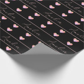 Gepersonaliseerde zwarte en roze harten cadeaupapier (Hoek)