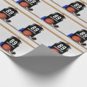 Gepersonaliseerde zwarte en witte Basketball Jerse Cadeaupapier (Hoek)