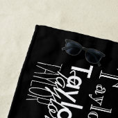 Gepersonaliseerde zwarte en witte naam strandlaken (In situ)