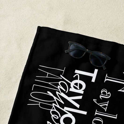 Gepersonaliseerde zwarte en witte naam strandlaken (In situ)