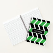Gepersonaliseerde zwarte groene Chevron Stripe Notitieboek (Binnen)